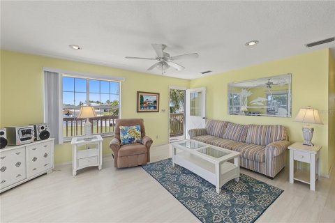 House in Hernando Beach, Florida 3 bedrooms, 98.1 sq.m. № 2388517 - photo 19