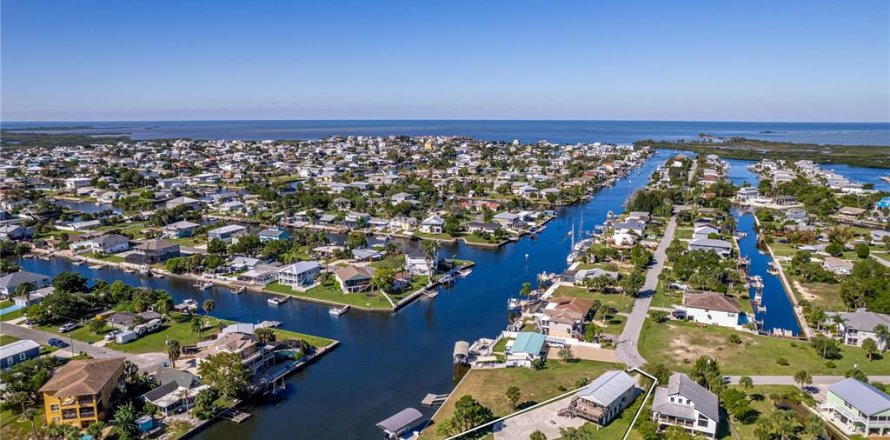 House in Hernando Beach, Florida 3 bedrooms, 98.1 sq.m. № 2388517