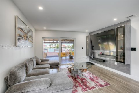 House in Miami Gardens, Florida 3 bedrooms, 190.82 sq.m. № 2013364