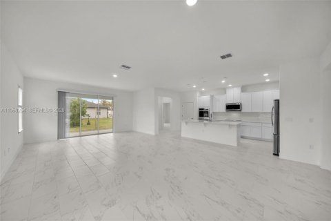 Снять в аренду виллу или дом в Кейп-Корал, Флорида 4 спальни, № 2005780 - фото 3