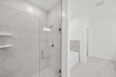 Снять в аренду виллу или дом в Кейп-Корал, Флорида 4 спальни, № 2005780 - фото 9