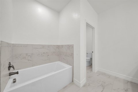 Снять в аренду виллу или дом в Кейп-Корал, Флорида 4 спальни, № 2005780 - фото 10