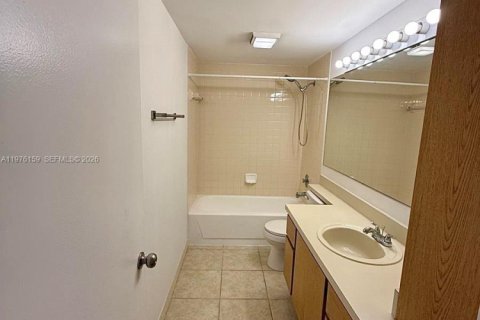 Townhouse in West Palm Beach, Florida 2 bedrooms, 119.66 sq.m. № 2040476 - photo 10