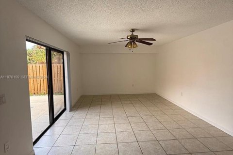 Townhouse in West Palm Beach, Florida 2 bedrooms, 119.66 sq.m. № 2040476 - photo 3