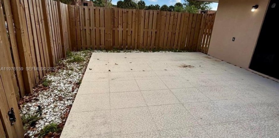 Townhouse in West Palm Beach, Florida 2 bedrooms, 119.66 sq.m. № 2040476