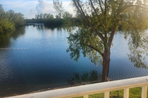 Condo in Cutler Bay, Florida, 2 bedrooms № 1989487 - photo 22