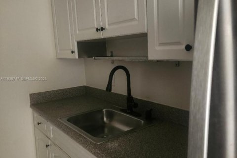 Condo in Cutler Bay, Florida, 2 bedrooms № 1989487 - photo 16