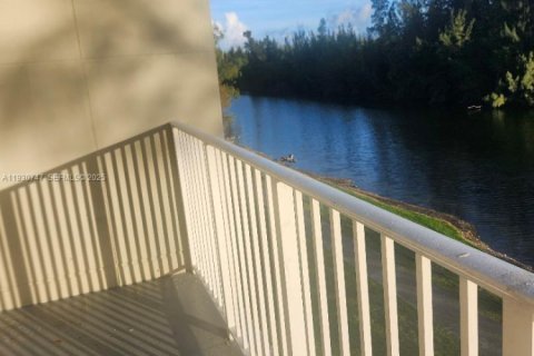 Condo in Cutler Bay, Florida, 2 bedrooms № 1989487 - photo 23