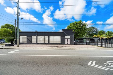 Commercial property in Miami, Florida № 1804582 - photo 2
