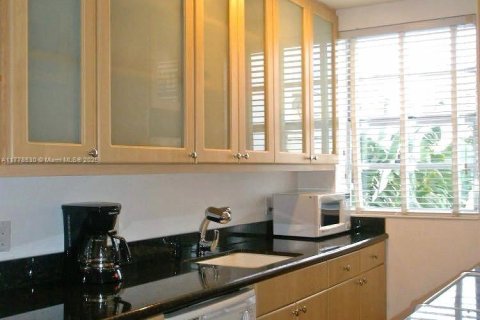 Condo in Miami Beach, Florida  № 1960598 - photo 17