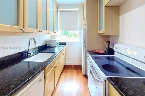 Condo in Miami Beach, Florida  № 1960598 - photo 5