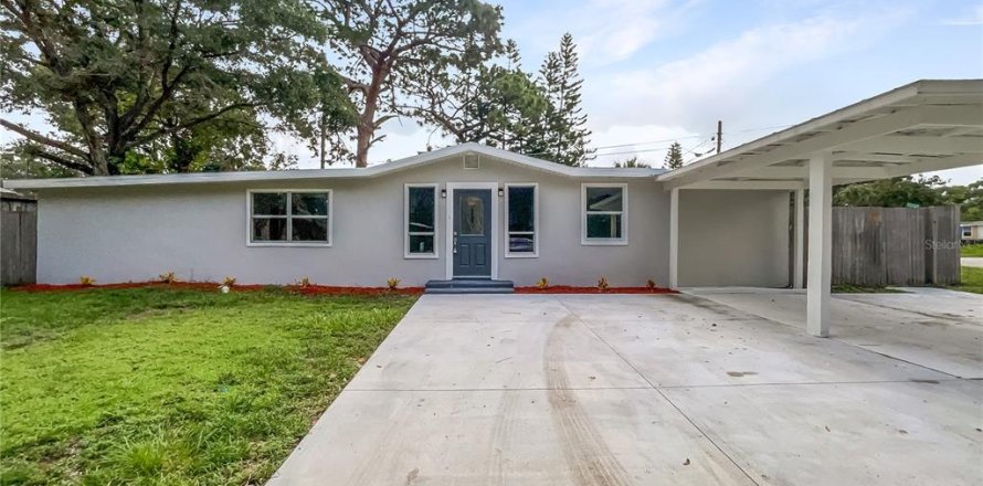 House in Saint Petersburg, Florida 3 bedrooms, 132.66 sq.m. № 1835615