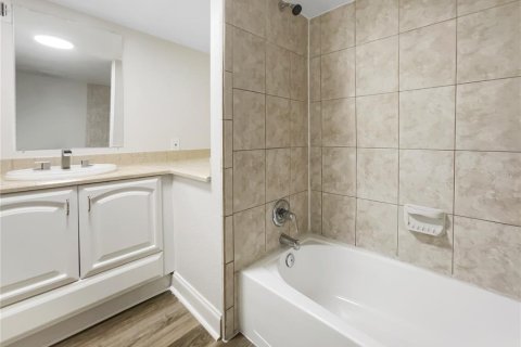 House in Saint Petersburg, Florida 3 bedrooms, 132.66 sq.m. № 1835615 - photo 23