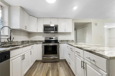 House in Saint Petersburg, Florida 3 bedrooms, 132.66 sq.m. № 1835615 - photo 6