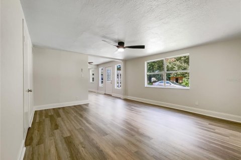 House in Saint Petersburg, Florida 3 bedrooms, 132.66 sq.m. № 1835615 - photo 3