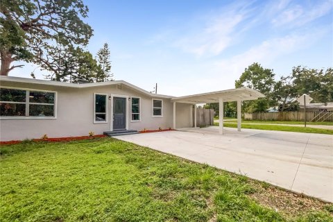 House in Saint Petersburg, Florida 3 bedrooms, 132.66 sq.m. № 1835615 - photo 9