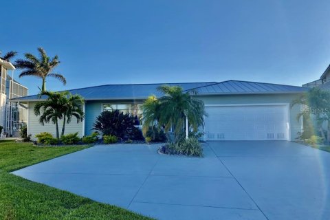House in Punta Gorda, Florida 3 bedrooms, 171.03 sq.m. № 1826398 - photo 1