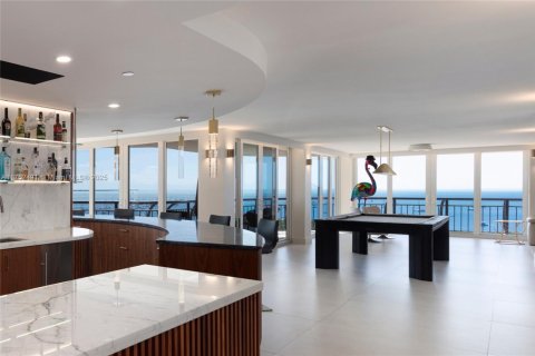 Condo in Miami, Florida, 3 bedrooms  № 1715550 - photo 1