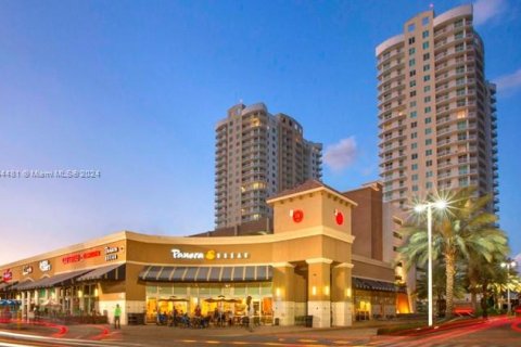 Copropriété à vendre à Hallandale Beach, Floride: 3 chambres, 137.59 m2 № 1867610 - photo 1
