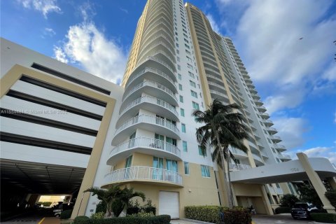 Copropriété à vendre à Hallandale Beach, Floride: 3 chambres, 137.59 m2 № 1867610 - photo 2