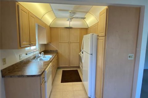 Condo in Seminole, Florida, 2 bedrooms  № 2391343 - photo 10
