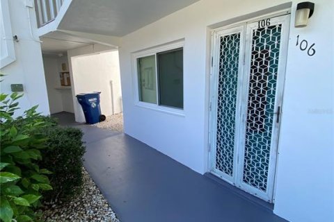Condo in Seminole, Florida, 2 bedrooms  № 2391343 - photo 2