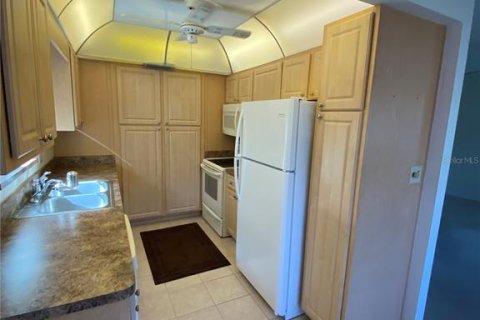 Condo in Seminole, Florida, 2 bedrooms  № 2391343 - photo 9