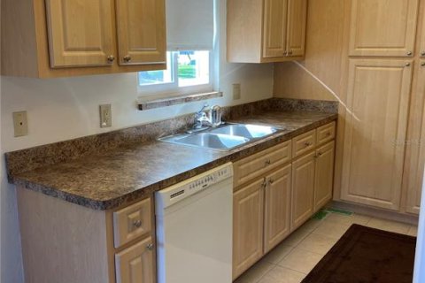Condo in Seminole, Florida, 2 bedrooms  № 2391343 - photo 11