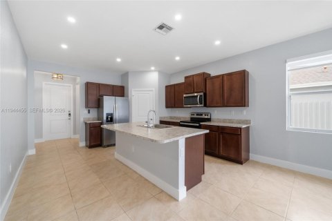 Villa ou maison à louer à Homestead, Floride: 5 chambres, 273.5 m2 № 2001332 - photo 4