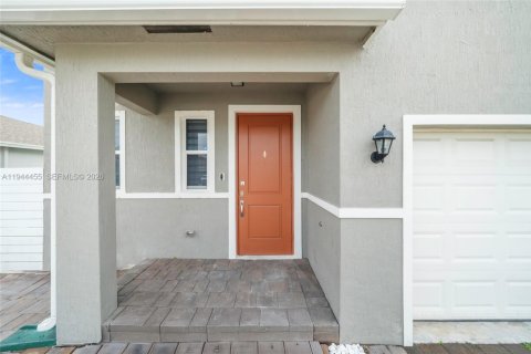 Villa ou maison à louer à Homestead, Floride: 5 chambres, 273.5 m2 № 2001332 - photo 2