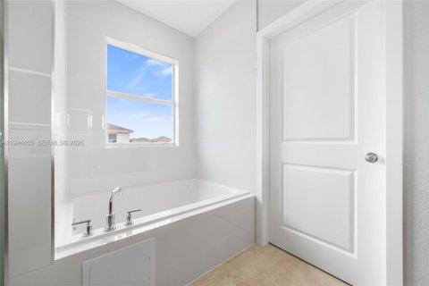 Villa ou maison à louer à Homestead, Floride: 5 chambres, 273.5 m2 № 2001332 - photo 16