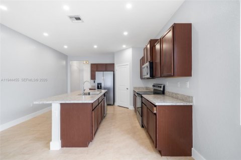 Villa ou maison à louer à Homestead, Floride: 5 chambres, 273.5 m2 № 2001332 - photo 5