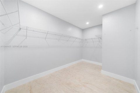 Villa ou maison à louer à Homestead, Floride: 5 chambres, 273.5 m2 № 2001332 - photo 18