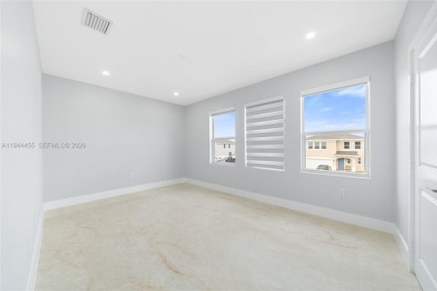 Villa ou maison à louer à Homestead, Floride: 5 chambres, 273.5 m2 № 2001332 - photo 22