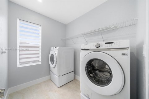 Villa ou maison à louer à Homestead, Floride: 5 chambres, 273.5 m2 № 2001332 - photo 29