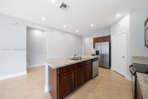 Villa ou maison à louer à Homestead, Floride: 5 chambres, 273.5 m2 № 2001332 - photo 6