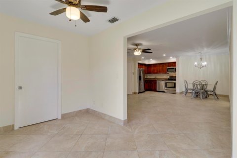 Condo in Palm Beach Gardens, Florida, 2 bedrooms № 2154189 - photo 18