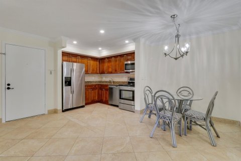 Condo in Palm Beach Gardens, Florida, 2 bedrooms № 2154189 - photo 13