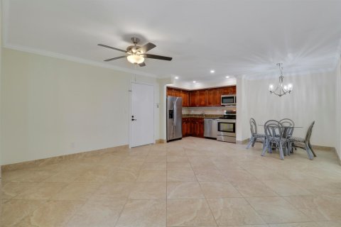 Condo in Palm Beach Gardens, Florida, 2 bedrooms № 2154189 - photo 11