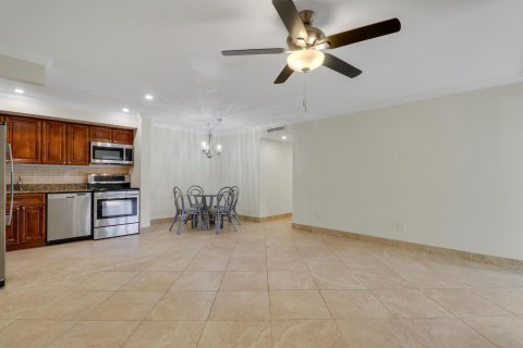 Condo in Palm Beach Gardens, Florida, 2 bedrooms № 2154189 - photo 12