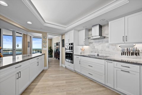 Condo in North Palm Beach, Florida, 2 bedrooms  № 2399981 - photo 13