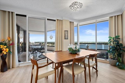 Condo in North Palm Beach, Florida, 2 bedrooms  № 2399981 - photo 10