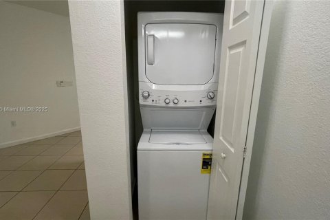 Condo in Doral, Florida, 2 bedrooms  № 1744014 - photo 9