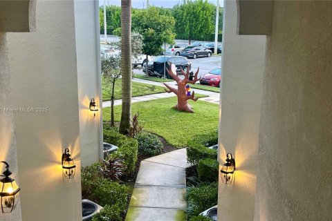 Condo in Doral, Florida, 2 bedrooms  № 1744014 - photo 15