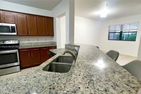 Condo in Doral, Florida, 2 bedrooms  № 1744014 - photo 4