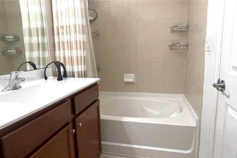 Condo in Doral, Florida, 2 bedrooms  № 1744014 - photo 12
