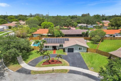 House in Cooper City, Florida 4 bedrooms, 161.65 sq.m. № 1667787 - photo 1
