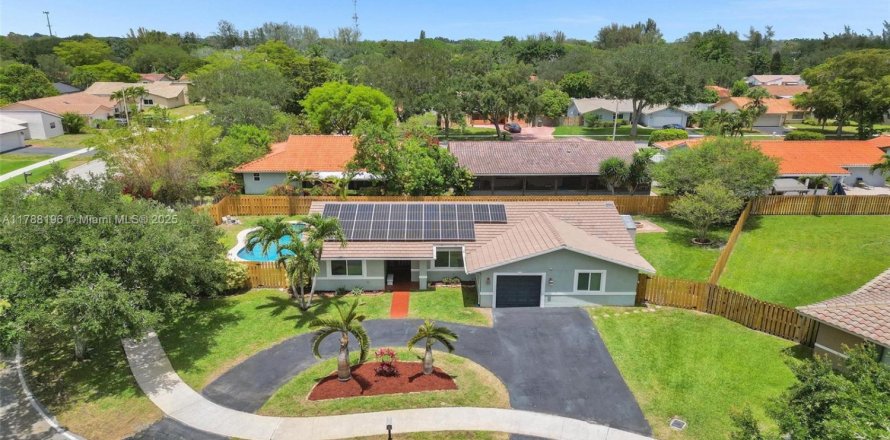 House in Cooper City, Florida 4 bedrooms, 161.65 sq.m. № 1667787