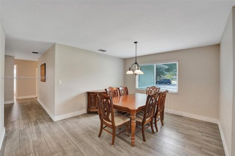 House in Cooper City, Florida 4 bedrooms, 161.65 sq.m. № 1667787 - photo 17