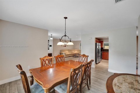 House in Cooper City, Florida 4 bedrooms, 161.65 sq.m. № 1667787 - photo 20